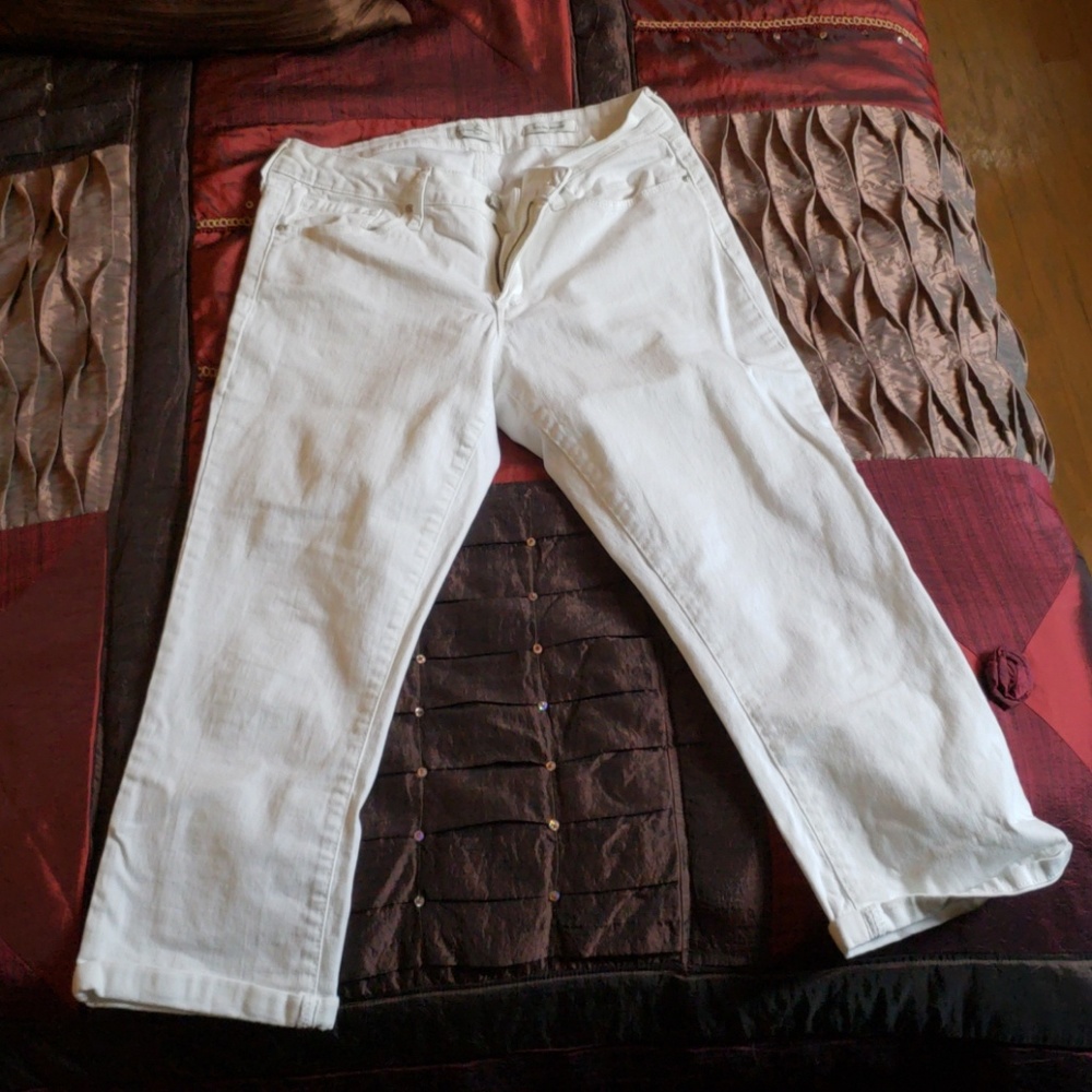 Size 29 Jessica Simpson white jean capris
